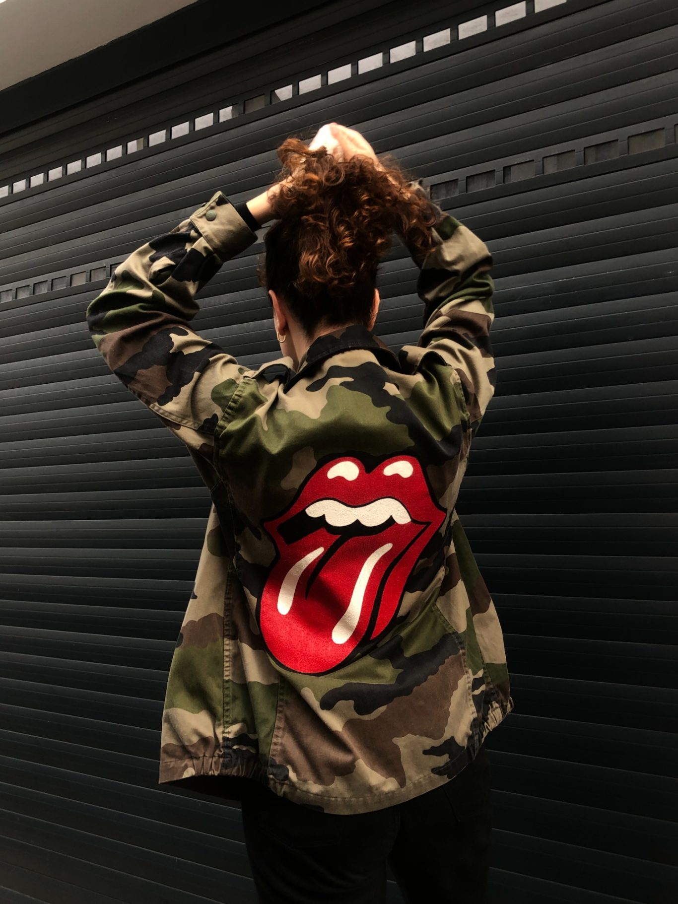 Customisation peinture du logo Rolling Stones sur veste militaire. Paris 